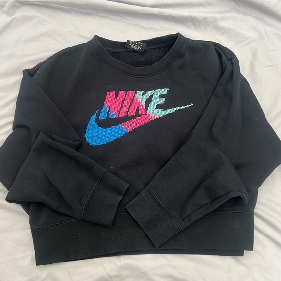 Nike women’s crop sweater. Great condition. Size medium, colour black - Picture 3 of 7